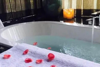 青岛市南区水疗池中的失重冥想:当身体学会漂浮